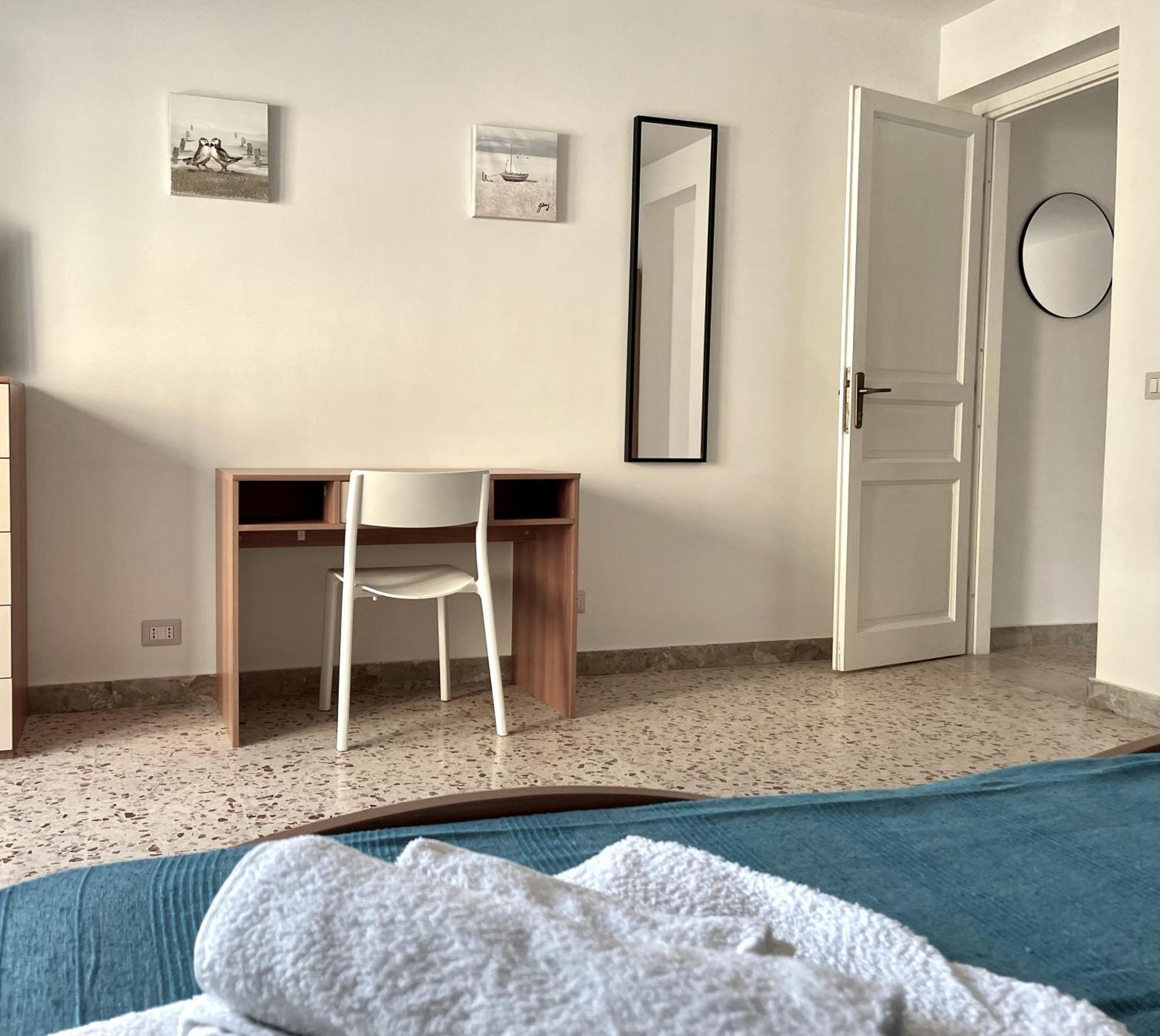 Apartment Lorenzo's House Centre - Comfortable Large With 2 Bedrooms And 2 Baths, Close To Trains, Metro And Bus Station