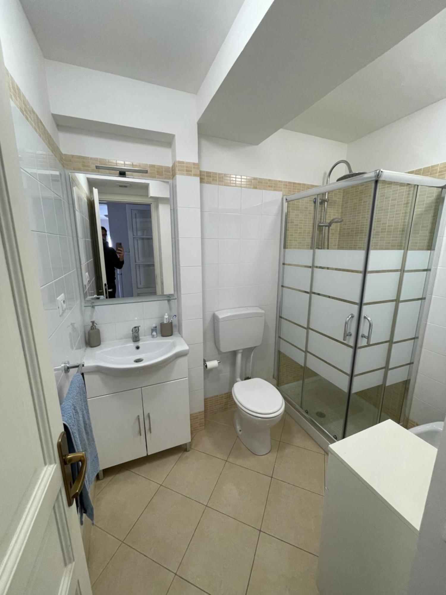 Lorenzo's House Centre - Comfortable Large With 2 Bedrooms And 2 Baths, Close To Trains, Metro And Bus Station Apartment